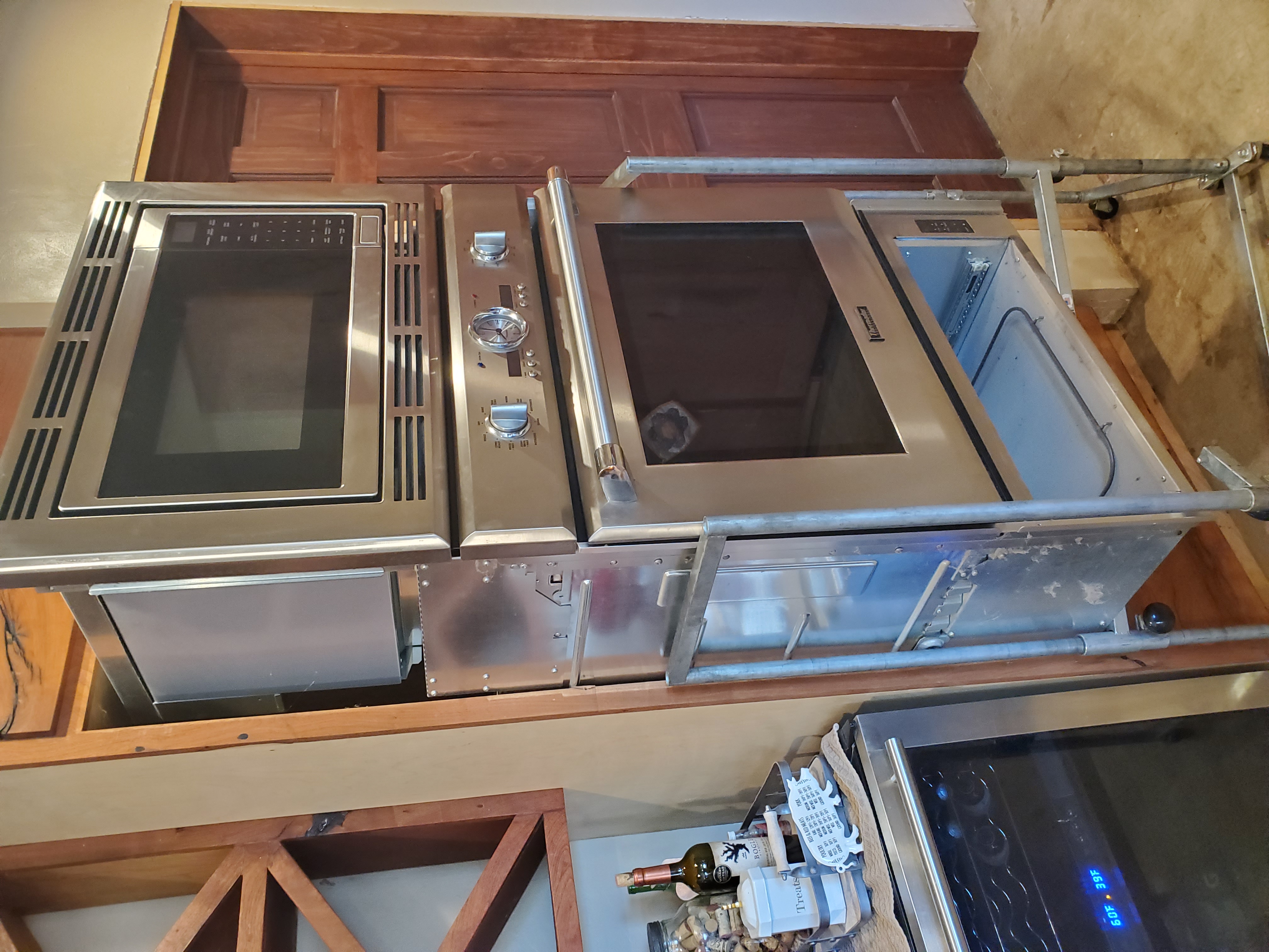 Wall oven service outside the cabinet for complete access